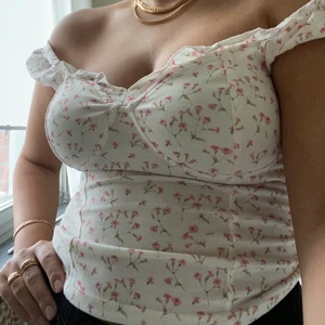 Blommig topp - Supersöt topp som inte kommer till användning, bara använt den två gånger. Märket är NLY Trend och storleken är S i stretchigt material. Frakt tillkommer.