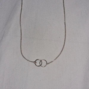 Halsband - Okej skick, lite slitningar men inget som syns när man har de på sig.