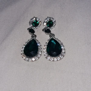 Örhängen  - Örhängen med mörkgröna stenar, bra skick (finns inga ploppar)