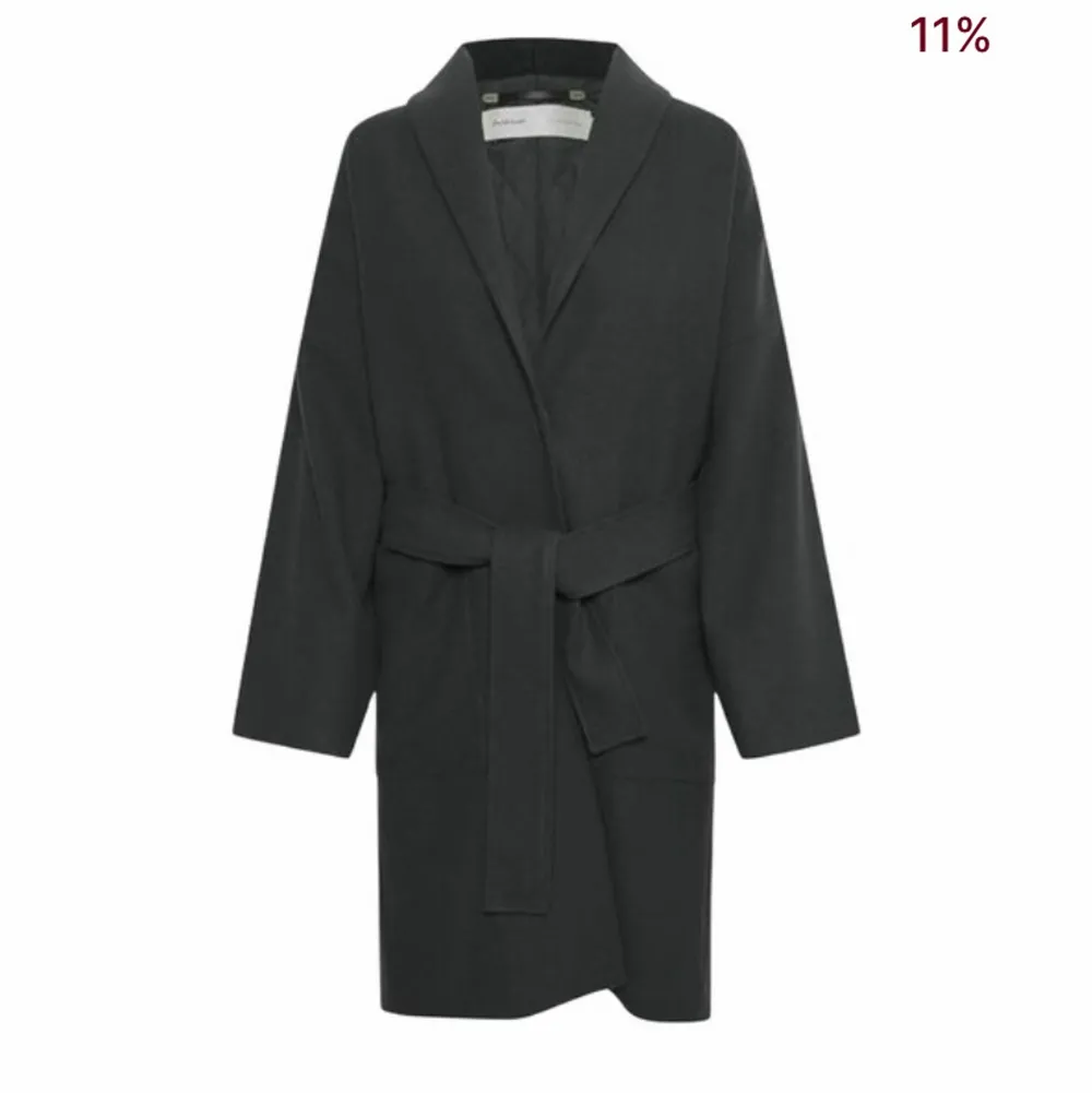 Jättesnygg grön kappa från InWear💕  Aldrig använd och väldigt varm och skön! Köpt för 2600kr och säljer för endast 1600kr👍🏽. Jackor.
