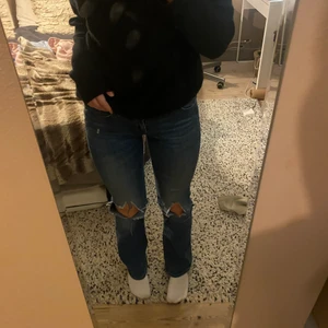 Jeans  - Jeans med hål från Lee. Säljer på grund av att de inte kommer till användning tyvärr. Passar mig perfekt som är s/m vanligtvis. Köparen står för frakt💕💕