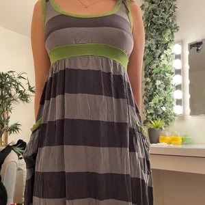 Klänning - Klänning från tidigt 2000tal med gråa och gröna färger. Den har fickor på sidorna och är i ett mjukt stretchigt tyg❤️