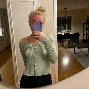 Mintgrön cardigan/tröja🤎 - Mintgrön cardigan/tröja med pärlknappar från na-kd🤎 (fjärde knappen saknas)