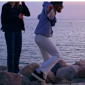 Vita weekday jeans - Vita Jeans från weeekday i modellen Rowe. De är i storlek 26x32. Säljer då de är för små för mig som har storlek 27 och är 177cm lång. Köpte dem i somras och är sparsamt använda. Priset kan diskuteras ❤️‍🔥