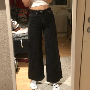 Svarta Ace 25/32 - Ett par skitsnygga ace jeans från Weekday som har blivit för små för mig🥴💃 