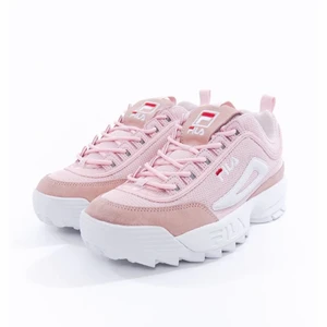 Rosa FILA skor - FILA Wmns Disruptor Mesh Low                                        Färg: Chalk Pink                                                                     Skick: Sparsamt använda                                                   Stl 39                                                                                       Köpta på Footish för 1.199kr säljs för 750kr               Finns att hämta i Västerås eller fraktas                  (köparen står för frakten)       