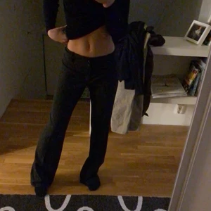 Lågmidjade kostymbyxor  - Super fina kostymbyxor som är köpta här på plick men som tyvärr va lite långa för mig som är 162💗
