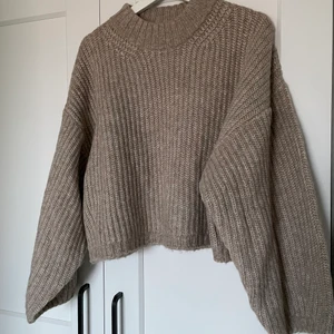 Stickad tröja Gina tricot - En nästintill oanvänd tröja från Ginatricot. Strl S.