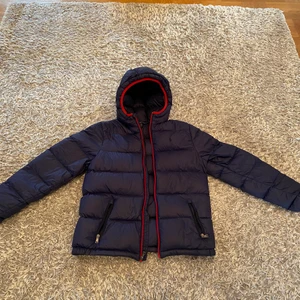 Polo raulph lauren jacka - Jackan är som ny. Nypris över 2000kr. passar storlek XS och S (18-20) om annonsen är kvar så är jackan kvar!