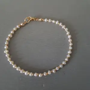 Intressekoll! Armband och halsband med pärlor, (inte äkta)! Hör av dig vid intresse! Priser, armband: 35, halsband: 60-80 beroende på längden!🌼☺️