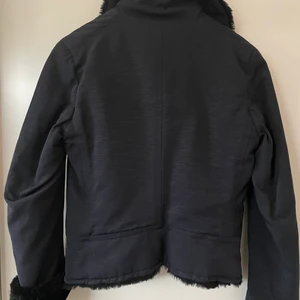 Snygg kortare vinterjacka J Lindeberg  - Varm snygg jacka med mjukt och skönt foder från J Lindeberg strl M. Kortare modell, supersnygg och sparsamt använd som ny.