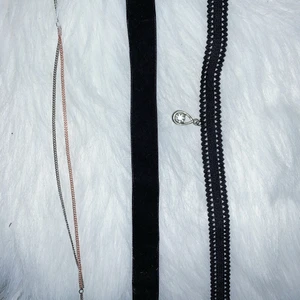 Choker - Tre olika chokers i jättebra skick. Säljer då de inte kommer till användning längre. Säljer för 20kr/st
