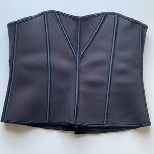 Svart waist trainer i storlek S. Köpt här på plick för 150kr. Satt inte så tajt på min midja som är 63cm. Känns mer som storlek M. Det finns 4 olika rader med spännen och två öglor för att kunna hänga på en galge. Kontakta gärna om du har någon fråga 😊