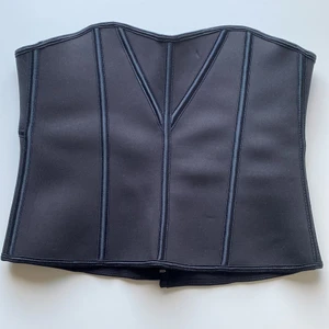 Svart Waist trainer  - Svart waist trainer i storlek S. Köpt här på plick för 150kr. Satt inte så tajt på min midja som är 63cm. Känns mer som storlek M. Det finns 4 olika rader med spännen och två öglor för att kunna hänga på en galge. Kontakta gärna om du har någon fråga 😊