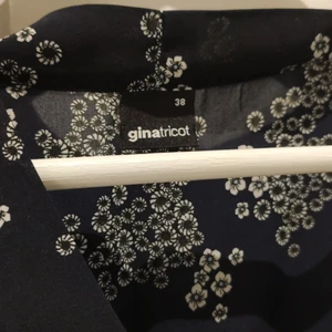 Gina Tricot sommarblus - Ärmlös tunika, storlek 38. Material: polyester