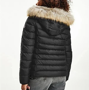 TOMMY HILDIGHER JACKA  - SUPERFIN & VARM vinterjacka från Tommy Hilfigher. Köpt från Best of Brands, kvitto finns. Nypris 2300kr. Den är använd få gånger så i princip ny. Skickar bilder på mitt exemplar vid förfrågan. 