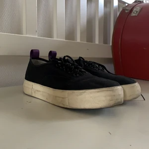 Eytys - Säljer ett par svarta eytys i storlek 40. Använda ca 10 ggr säljer för att dom är försmå. De har en liten spricka i ena gummi sulan men annars är de hela.