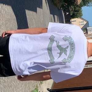 “One off one” tshirt  - Inte så använd då den blivit för liten. Köpte den på deras pop up store i Visby. Kan fixa fler bilder. Den har bara tryck på ryggen. 