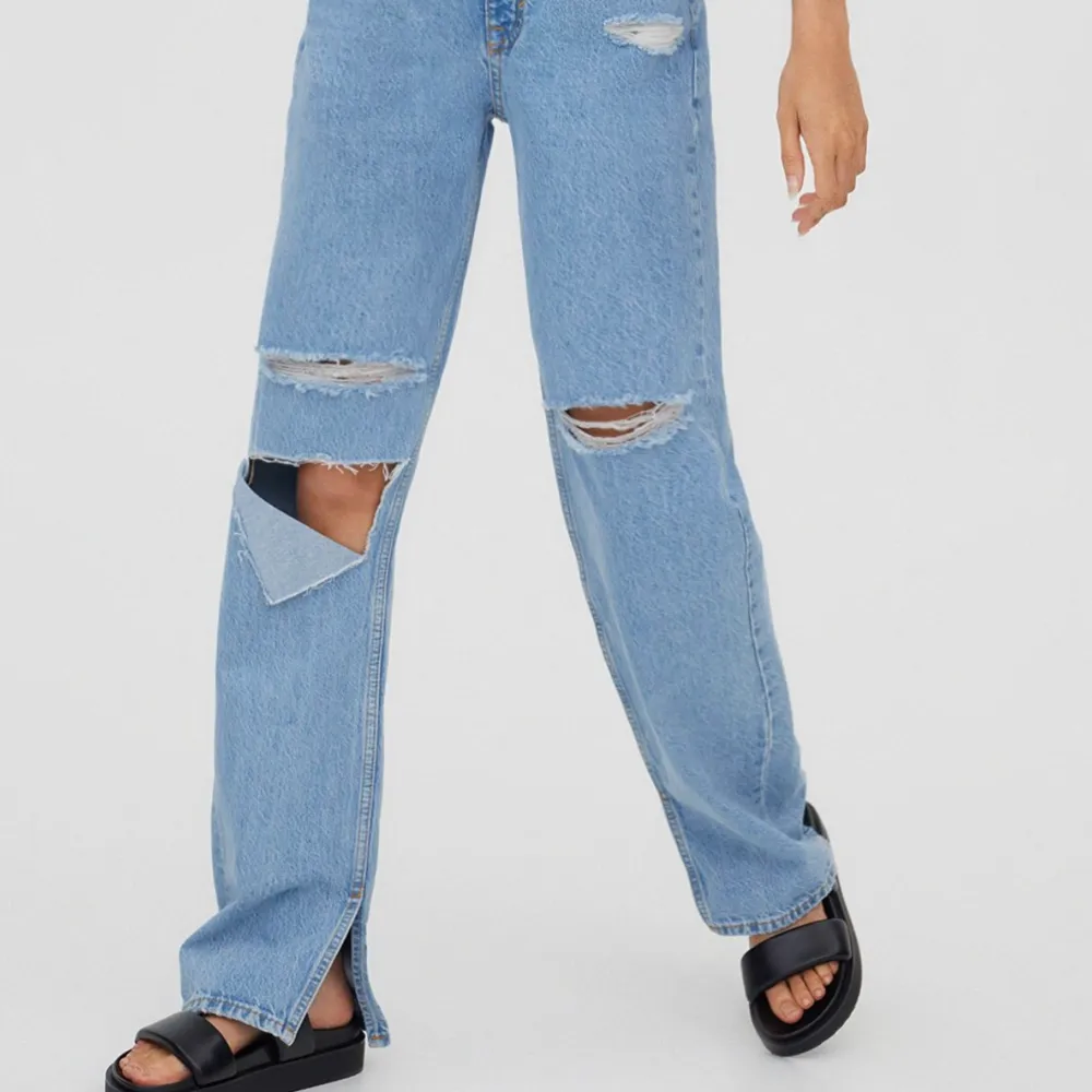 Säljer dessa populära jeans!! Super snygga och använda 1 gång❤️. Jeans & Byxor.