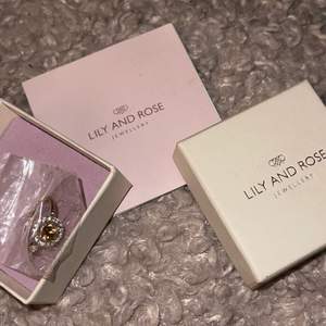 Hej! Jag säljer en helt ny oöppnad Lily & Rosé ring i en helt slutsåld färg. Obruten plastförpackning 🤎 300 kr ny, fått i present, säljer för 149 🤎 Perekt present att ge bort till någon eller dig själv!🥰 