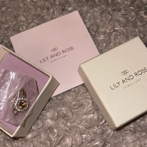 NY Lily&Rose Ring  - Hej! Jag säljer en helt ny oöppnad Lily & Rosé ring i en helt slutsåld färg. Obruten plastförpackning 🤎 300 kr ny, fått i present, säljer för 149 🤎 Perekt present att ge bort till någon eller dig själv!🥰 