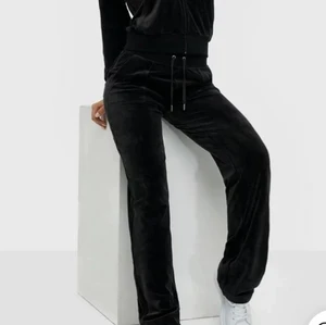 Juicy Couture - Säljer mina Juicy couture byxor jag köpte för cirka en månad sedan på butiken ”Jackie”. Dom är i samma skick som när jag köpte dom då dom har använts fåtal gånger! 