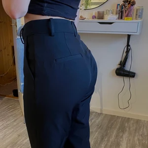 Svarta kostymbyxor  - Svarta kostymbyxor som är jättesköna och sitter bra🥰 sparsamt använda och i mycket fint skick! Är 165 och sitter bra i längden🥰