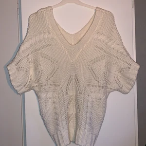 St 40/42 - Jätte snygg stickad väst, snyggt att bära med en vit topp eller en svart tröja under😍  jätte mjuk. HUND FINNS I HEMMET 🐶