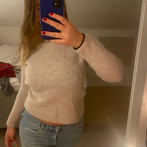 Super gosig tröja i alpacka blend! - Säljer min tröja i alpacka blend från Cubus, den har tyvärr blivit för liten för mig. Är i fint skick och inte alls nopprig!