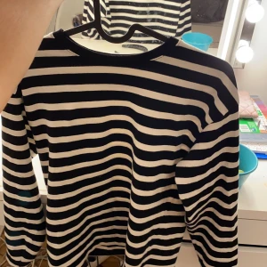 Stolek Xs - Säljer denna jätte populära t - shirt  lång armar randig 💕 köpt för 300kr 