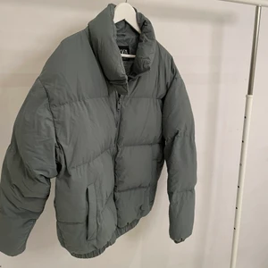 Puffer jacka - Blå vinterjacka från zara, ordpris 1000kr i strl L aldrig använd