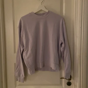Lila sweatshirts  - Lila sweatshirt från weekday, köpt för 299kr säljer för 100kr + frakt
