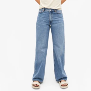 Monki Yoko mid blue jeans - Jättefina vida blå jeans, bra skick! Nypris:400kr