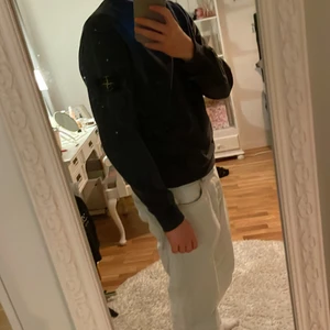 Stone Island sweatshirt storlek S - Stone Island sweatshirt storlek S, Färgen är mörk blå, och jag har haft den i ungefär ett år och den är i bra skick. Priset är inte satt så kom med bud eller vad ni skulle vilja ha den för.