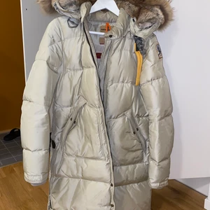 Parajumpers jacka storlek M  - Säljer en nästan oanvänd parajumpers jacka nypris 10500:- 