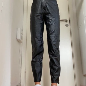 Läderbyxor - Svarta läderbyxor i fint skick köpta på secondhand. Min längd: 172 cm