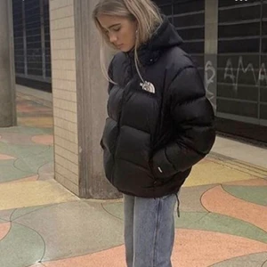 North face puffer jacket - Den klassiska northface jackan, som är i prima skick! Storlek L men funkar på mig som brukar ha S, blir bara lite oversized!! (Den första bilden är lånad) OM du har lagt ett bud, kan du inte dra dig ur.