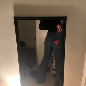 Coola jeans - säljer dessa y2k jeans jag gjrode själva använde lim ni kan också göra de om de lossnar lite!! Tvättas innan sickas iväg om de lossnar är de ej mitt fel för har tvättat de förur och inget har gått av!!💋💋