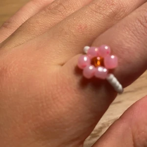 smycken  - Fina hemmagjorda blomm smycken! Gjort av gummiband så är stretch🌸