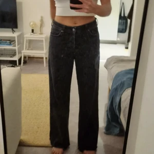 Svarta Jeans från KARVE🌼 - Fina megasköna raka jeans från KARVE, köpta på Carlings. Säljes pga inte använt på länge. Strl S men sitter lite oversized så passar förmodligen även dem som bär M🌼                                                                       Köparen står för frakt!🥰