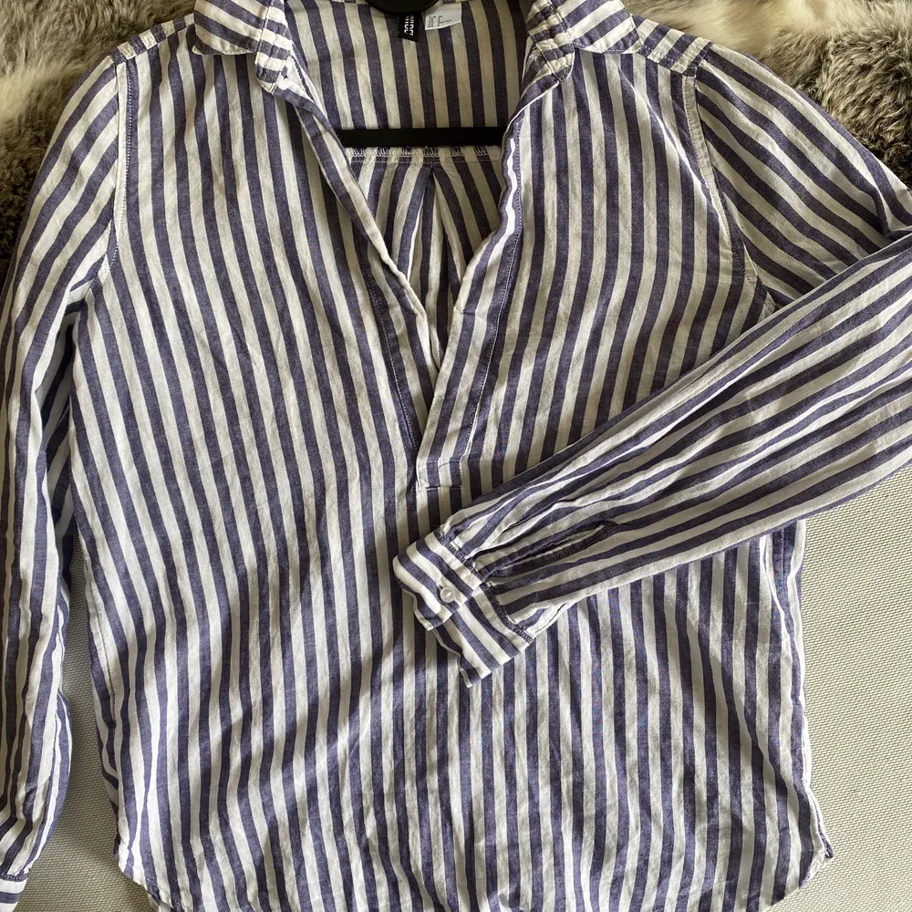 Fin skjorta från H&M. Använd ett fåtal gånger. Storlek 32. Passar en 34 också. #skjorta #hm. Skjortor.