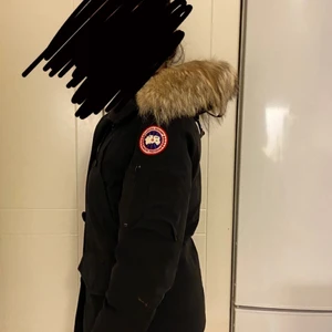 Canada Goose  - Storlek S. Svart. Köpt från Johnells använd en vinter Väldigt bra skick, kommer även kemtvättas innan. Otroligt fin modell Montebello.