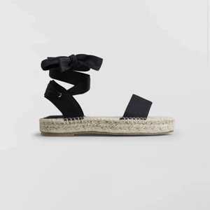 Sandaler  - Splitternya lace up espadrilles från Gina Tricot ✨ Aldrig använda, endast provade. Säljes då jag har ett par andra liknande. Är fler intresserade blir det budgivning. Dm för mer info 💗 köparen står för frakten 