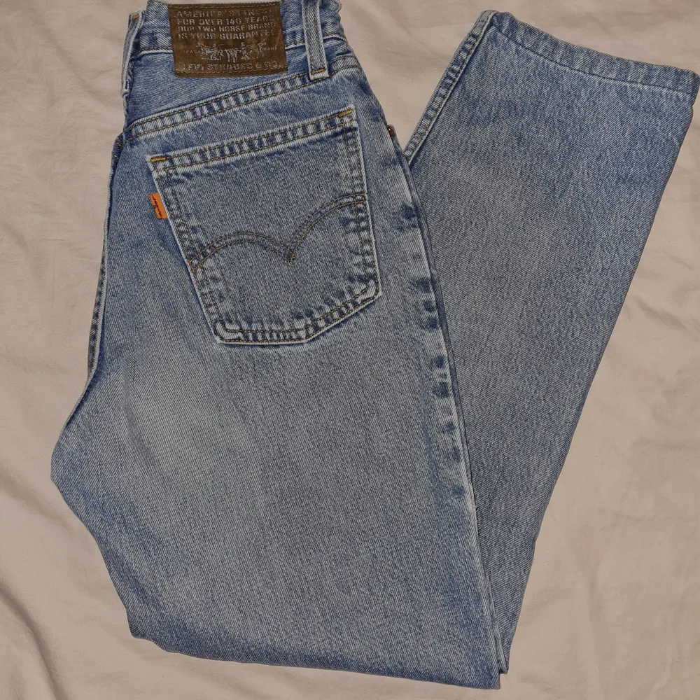 Lösa levis jeans ser ej någon storlek i byxan då etiketten på bild är är lite utsuddad men till en xs. Kan tyvärr inte visa bild på hur dem sitter på då dem är för små för mig. Frakt ingår ej i priser 🌟. Jeans & Byxor.