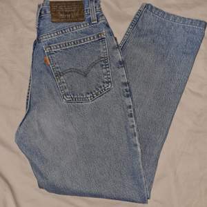 Lösa levis jeans ser ej någon storlek i byxan då etiketten på bild är är lite utsuddad men till en xs. Kan tyvärr inte visa bild på hur dem sitter på då dem är för små för mig. Frakt ingår ej i priser 🌟