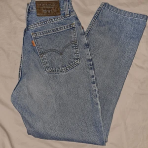 Loose vintage levis jeans - Lösa levis jeans ser ej någon storlek i byxan då etiketten på bild är är lite utsuddad men till en xs. Kan tyvärr inte visa bild på hur dem sitter på då dem är för små för mig. Frakt ingår ej i priser 🌟