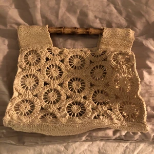 Väska Zara - Säljer en fin strandväska, prislappen sitter kvar. 