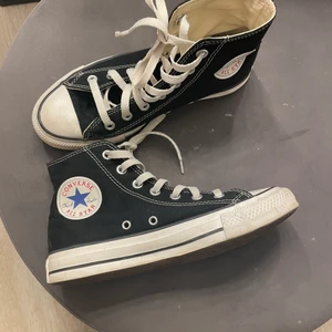 Svarta höga converse  - Använda Max 5 gånger säljer för passar inte på mog