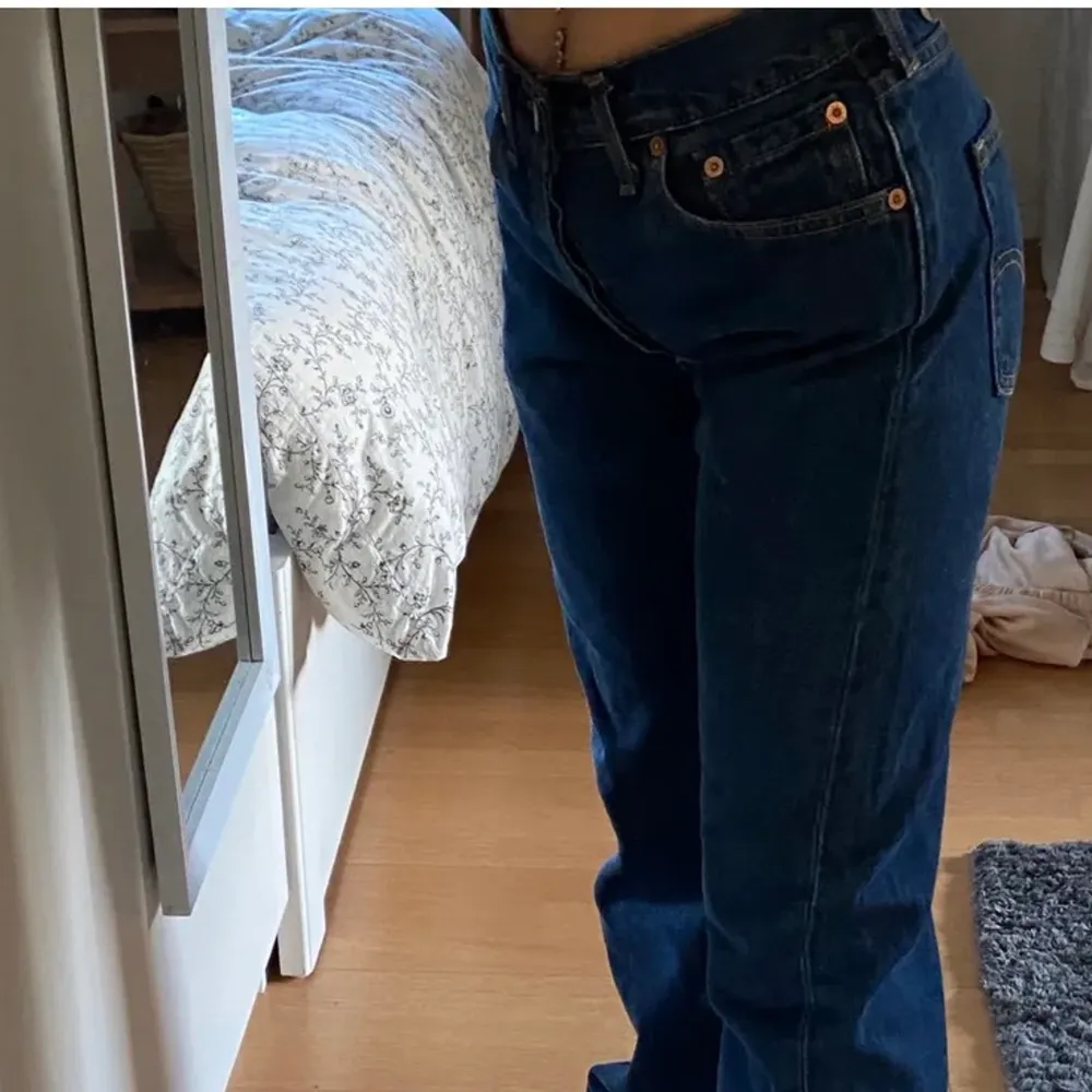 Säljer dessa jättefina jeans, som tyvärr var lite korta på mig som är 171 då jag vill ha de lite längre! Köpta här på Plick, kontakta vid frågor eller intresse. Jeans & Byxor.