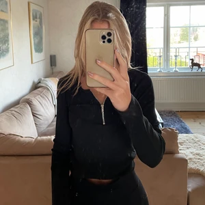 Svart ribbad tröja med dragkedja  - Fett snyggt basic plagg att ha i garderoben. Har haft för länge men fortfarande i jättebra kvalitet. Storlek L men har XS/S i vanliga fall så den är väldigt stretchig i materialet. ❤️